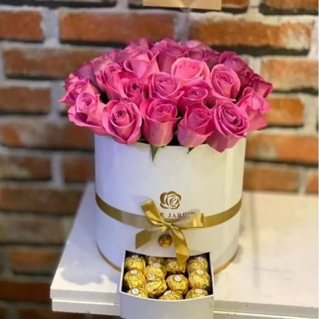 صندوق مع 30 وردة وشوكولاتة فيريرو روشيه
